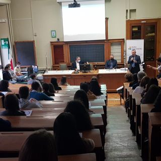 L'aula magna con i ragazzi, foto studio Fighera