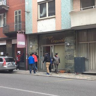 Migranti all' ex Hotel Coggiola a Biella, abitanti e negozianti di via Cottolengo: "Siamo stufi, nervosi e stanchi della situazione", foto archivio