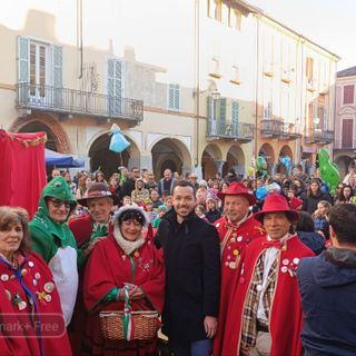 Folle Carnevale dei bambini al Piazzo, piazza Cisterna in festa FOTO - foto Baù per newsbiella.it