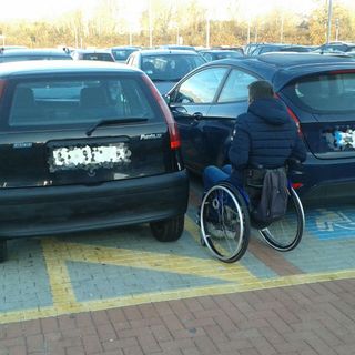 Parcheggi "anti-disabili" all'Ospedale, la segnalazione di un lettore