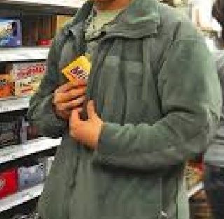 Fa la spesa al supermercato e tenta di pagarne solo una parte. Fermato dai vigilanti