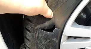 Cerrione: in piena notte prende una buca sull'asfalto che le squarcia una gomma, foto archivio