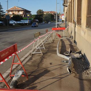 Con l’auto abbatte un palo della luce