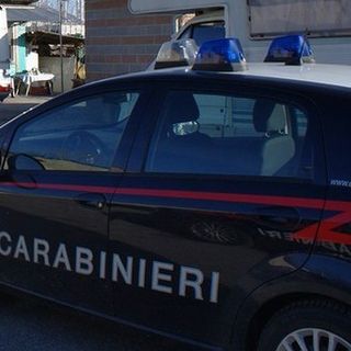 SCAGLIA UN MOBILE CONTRO I CARABINIERI