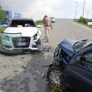 Frontale tra due auto a Vigliano