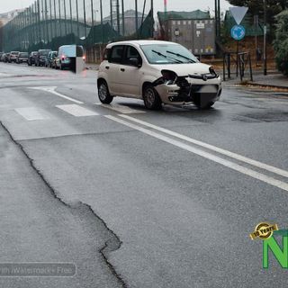 Biella, incidente in via Lombardia tra due auto, interviene la Polizia Stradale, foto Mattia Baù per newsbiella.it
