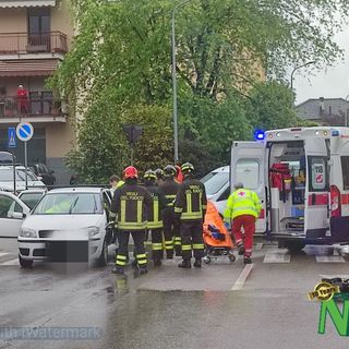 Biella Chiavazza: Scontro tra furgoncino e auto, ad avere la peggio la conducente della Punto - Foto Mattia Baù per newsbiella.it
