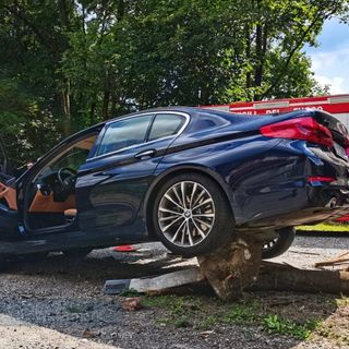 Sagliano, perde il controllo dell'auto e finisce contro il palo del telefono