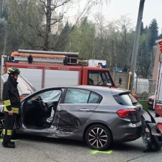 Valdilana: scontro tra due auto, persona resta incastrata tra le lamiere