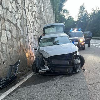 Valdilana, auto esce fuori strada al bivio di Crocemosso