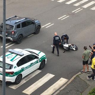Auto contro moto in via Donato a Biella, in ospedale la persona alla guida del motociclo
