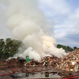 Incendio all'ecocentro di Biella. Vigili del Fuoco impegnati nello spegnimento. Foto Benedetti per newsbiella.it Incendio all'ecocentro di Biella. Vigili del Fuoco impegnati nello spegnimento. Foto Benedetti per newsbiella.it