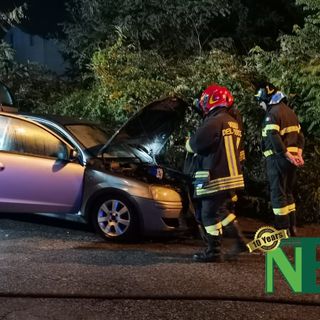 Cossato: Auto a fuoco e conducente in panico, soccorsa da Vigili del Fuoco e 118 - Foto newsbiella.it