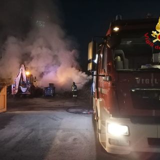 Dal Nord Ovest - Piattaforma ecologica di Borgomanero in fiamme nella notte