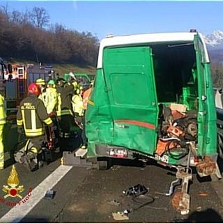 Dal nord ovest: Auto impatta contro furgone della manutenzione in autostrada, feriti i due operatori