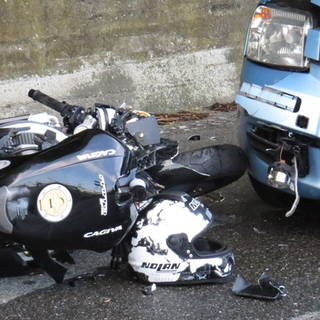 Vigliano, giovane in moto finisce contro un'auto in sosta, foto archivio
