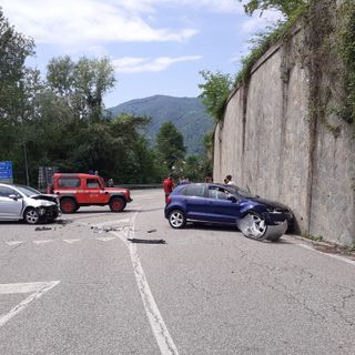 Galleria di Crocemosso, scontro tra automobili, viabilità rallentata