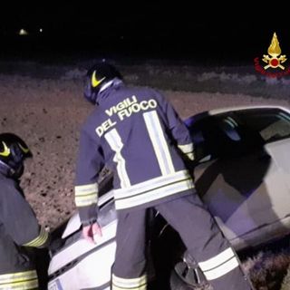 Fuori strada con l'auto a Tronzano: due persone in ospedale