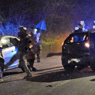 Biella: Perde il controllo dell'auto, si schianta contro un altro mezzo e una terza auto tampona la coda
