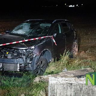 Quaregna Cerreto: Esce di strada e carambola nel prato Quaregna Cerreto: Esce di strada e carambola nel prato