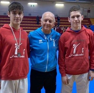 Nelle foto: Davide Nuccio	e	Stefano	Sasso con	il	Maestro	Rovatti