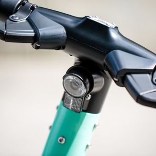 Monopattini elettrici, arriva la piattaforma per i contrassegni: dal 16 maggio obbligo di identificazione