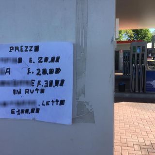Affisso anche un listino prezzi per le prestazioni delle prostitute. "Siamo esasperati e senza parole"