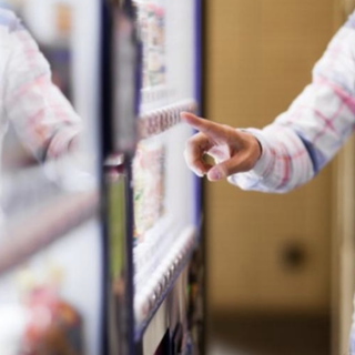 Dei distributori automatici non si butta nulla: anche le "macchinette" aiutano il Banco Alimentare