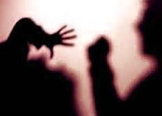 Pugni, calci e latte bollente a colazione