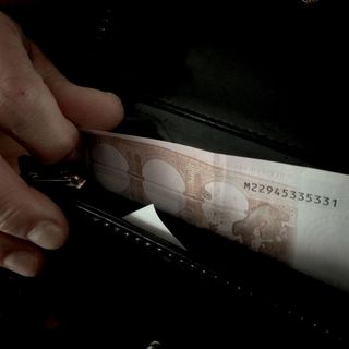 Dimentica portafoglio con 200 euro al distributore, cittadino lo trova e lo restituisce