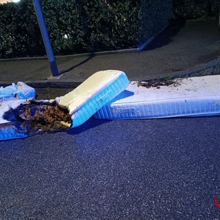 Biella: a fuoco materassi in un alloggio.