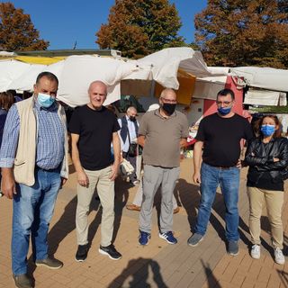 Un gruppo di ambulanti al mercato di Biella