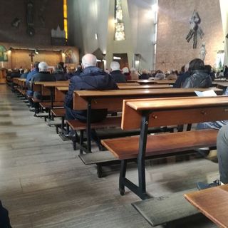 Il Covid "fa la storia" anche tra i banchi delle chiese: spazio a confessione e assoluzione generale