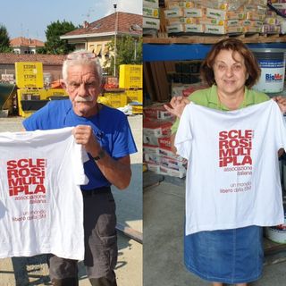 I fratelli Mondin con in mano la maglietta dell'evento