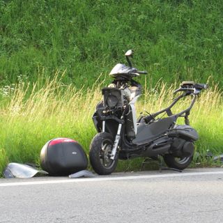 L'auto frena bruscamente e per evitarla un 17enne cade dalla moto. 7 giorni di prognosi per lui