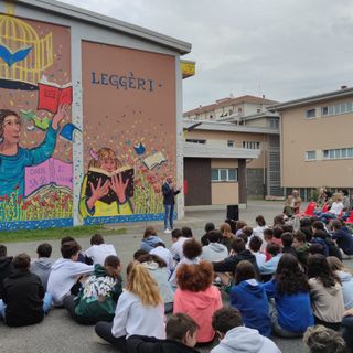 A Vigliano, alla scuola Dante Alighieri inaugurato il murales “Leggere leggeri”