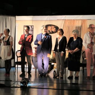 La Compagnia teatrale I Nuovi Camminanti durante lo spettacolo “Il castello” messo in scena a Pralungo