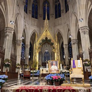 Il mondo prega per la morte di Papa Francesco: omaggi da New York a Roma