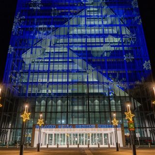 Il grattacielo Piemonte illumina il Natale del quartiere Il Lingotto a Torino