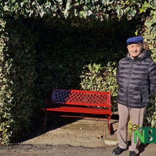 A 90 anni Leandro colora di rosso una panchina a Lessona contro la violenza sulle donne