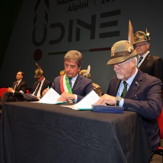 Nella foto il Vicepresidente vicario ANCI Pella e il Presidente nazionale dell’ANA Favero