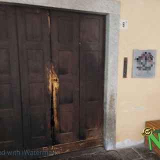 A fuoco nella notte la porta di ingresso di un locale al Piazzo, foto Bozzonetti per newsbiella.it