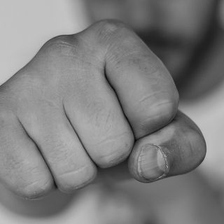 Biella: lite tra gli espositori al mercatino, uno si prende un pugno