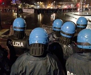 Scontri tra i tifosi della Juve e del Toro, rissa con bastoni e cinghie