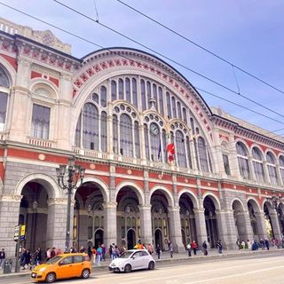 Morto su una panchina vicino a Porta Nuova, dramma della solitudine nel cuore di Torino