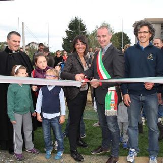 Gianluca Stesina (il secondo partendo da destra) il giorno dell'inaugurazione del campo sportivo di Vigliano lo scorso autunno