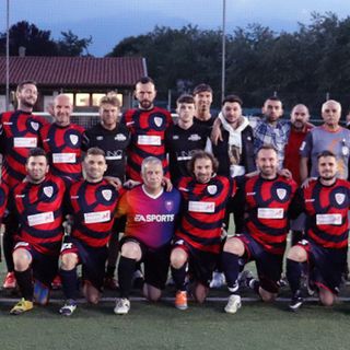 Nell’immagine, “Su Nuraghe Calcio Biella” e “Algida” con arbitri e dirigenti di entame le formazioni