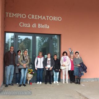 Un mazzo di fiori e un lumino per ricordare le vittime del Tempio Crematorio, i parenti: "Non dimentichiamo, vigileremo"