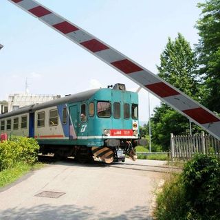 Auto in panne vicino al passaggio a livello a Valdengo, i Carabinieri fanno viabilità