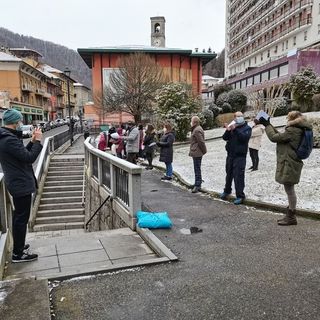 La delegazione "A ciascuno la sua scuola" durante la manifestazione contro il piano scuole proposto dall'amministrazione di Valdilana